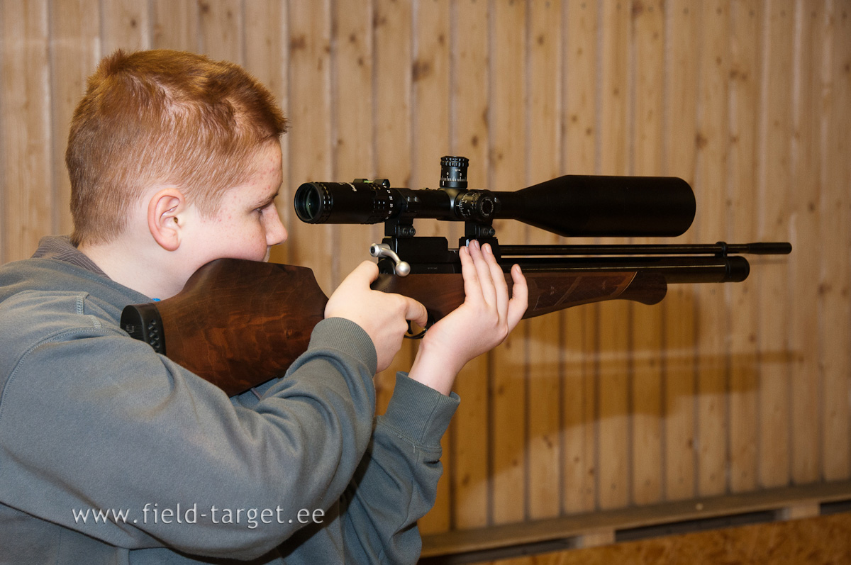 0015   Oliver vaatamata karmile  sissejuhatusele alustab usinalt   Air Arms S400 Classic, NS TargetMaster 10 50x60